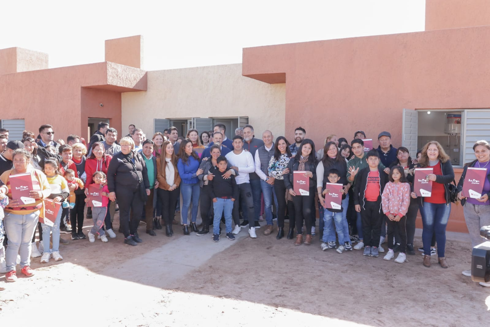 El gobernador entregó las llaves de su nuevo hogar a familias de Arauco